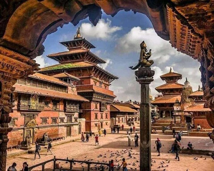 Un bâtiment traditionnel doté de toits à plusieurs niveaux et d’une statue centrale. 4