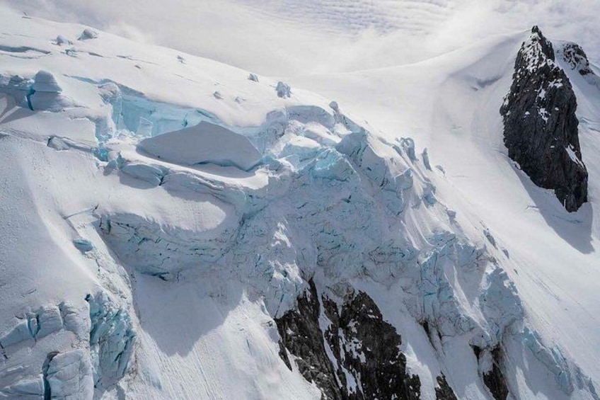 Un glaciar con grietas y icebergs. 4
