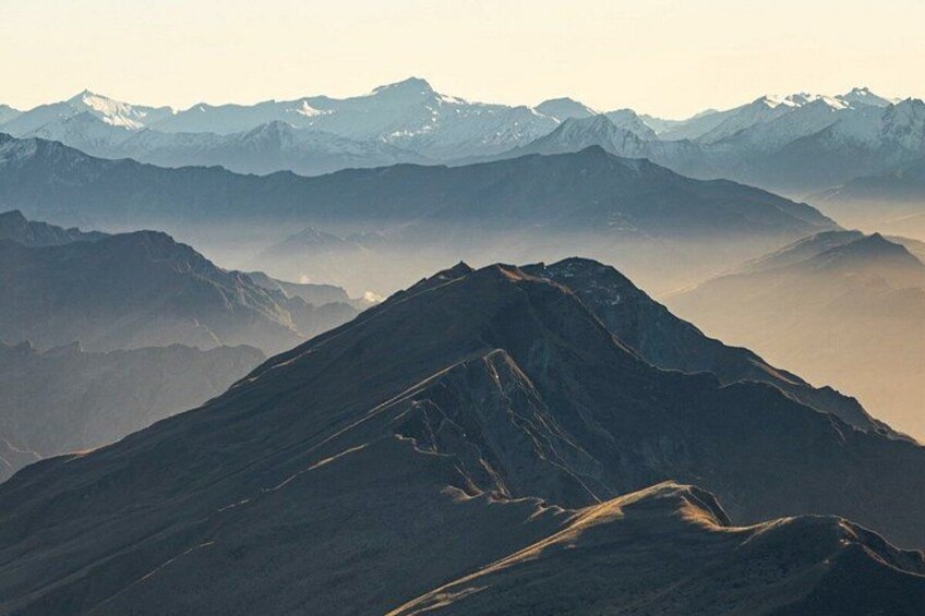 Cordillera montañosa con picos nevados y cielo despejado. 3