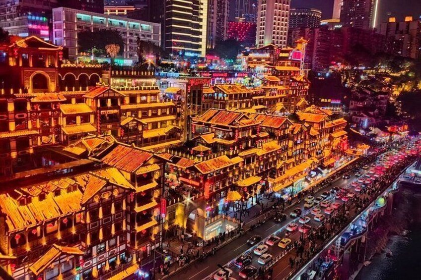 Un complesso di edifici tradizionali, luminoso, su più livelli, con una strada trafficata di fronte. 1