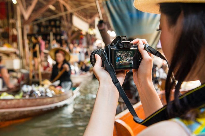 Una persona che scatta una foto con una macchina fotografica in un mercato. 1