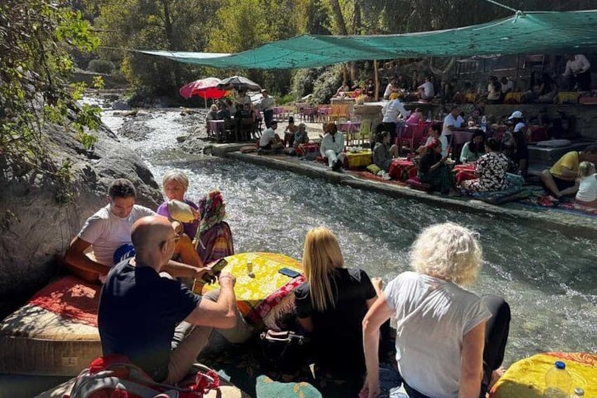 Persone su un battello fluviale, un fiume e un ponte. 3