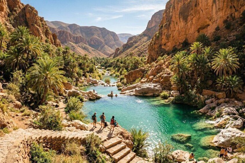 Un cañón con un río turquesa cristalino, palmeras y terreno rocoso. 3