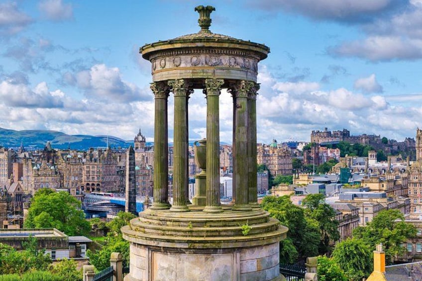 Una estructura histórica de columnas y cúpula, rodeada por un paisaje urbano con edificios y áreas verdes. 2
