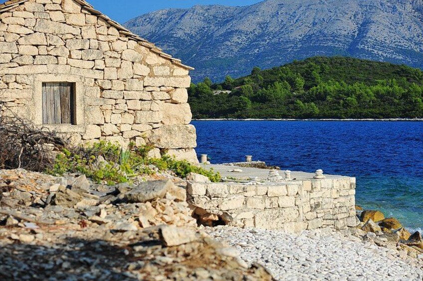 Get to know stories about stone carving of the Vrnik islet! 4