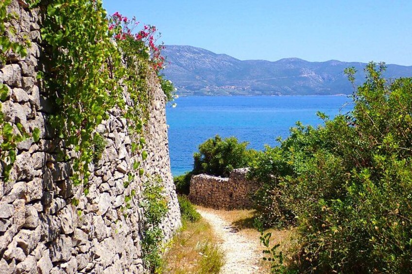 Track down the charming trails of the archipelago! 2