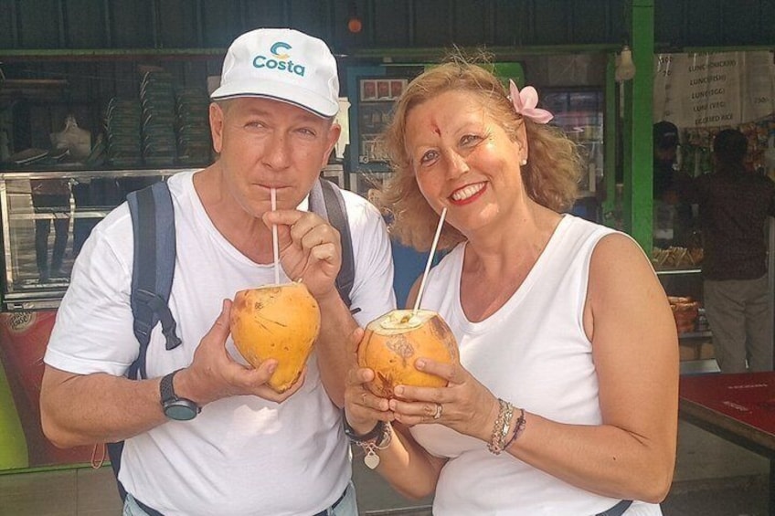 Dos personas sosteniendo cocos con pajitas. 4
