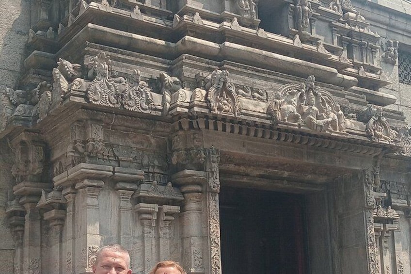 Una entrada antigua a un templo con detalladas esculturas y relieves. 3