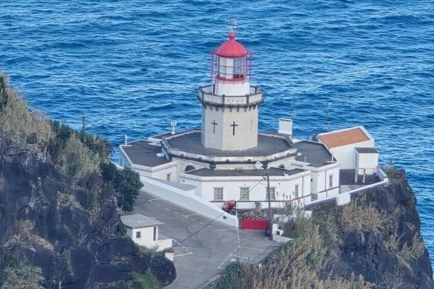 Een vuurtoren op een klif aan de zee. 4