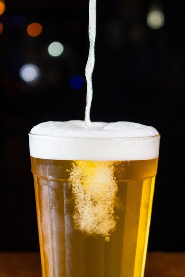 Una cerveza con espuma y líquido siendo servido. 5