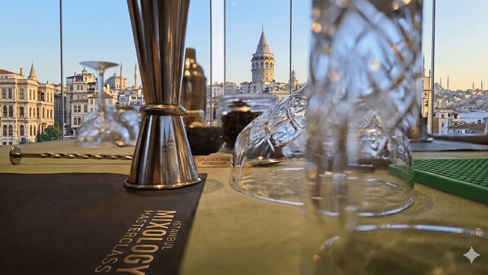 Una vitrina con cristalería frente a un panorama del horizonte de Estambul, que incluye la Torre Gálata. 3