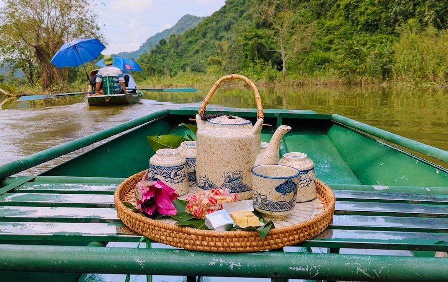 Ein traditionelles Teeset mit Bambusgriff auf einem Boot. 1