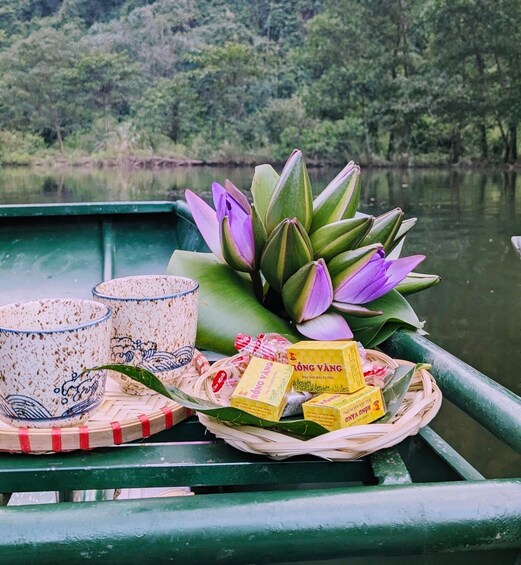 Ein Boot mit einer Lotusblume, Teetassen und Teebeuteln. 4