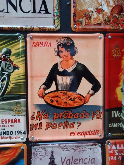 A vintage advertisement featuring a woman holding a pizza, with text in Spanish. 3