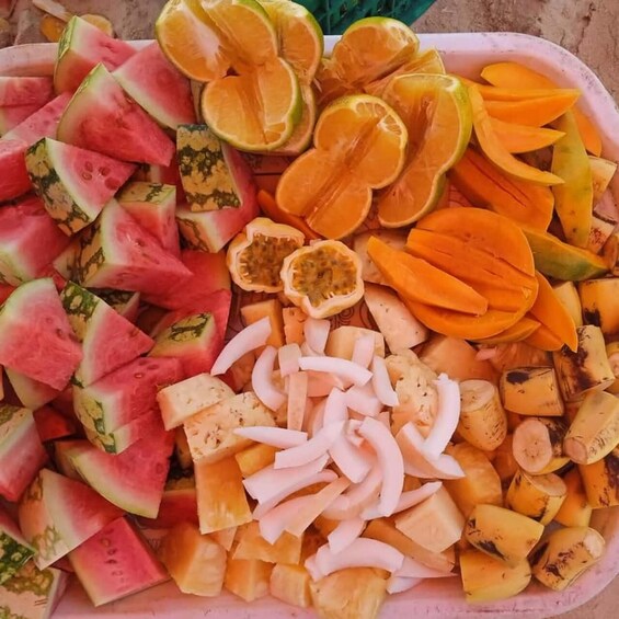 Una selezione di frutta fresca, tra cui anguria, frutto della passione, arance e fette di mango. 5