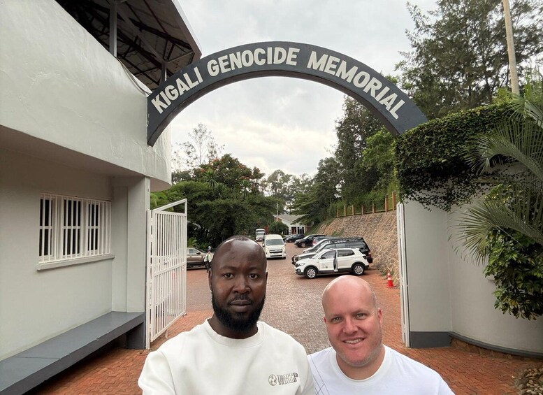 En minnesplats med en entré och en skylt med texten ”Kigali-minnesplatsen för folkmordet”. 4
