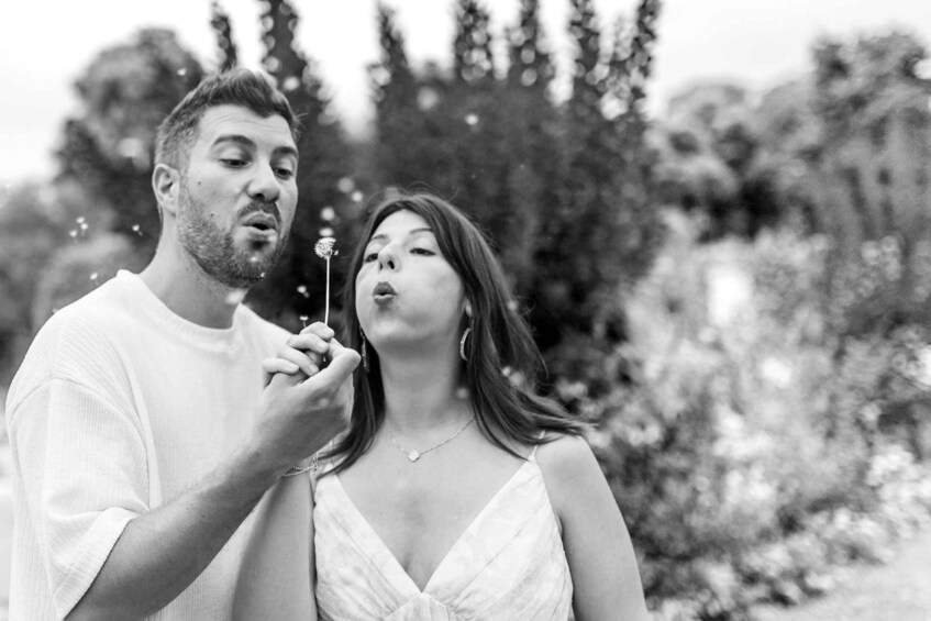 Una pareja en un jardín, un hombre sosteniendo un diente de león. 5