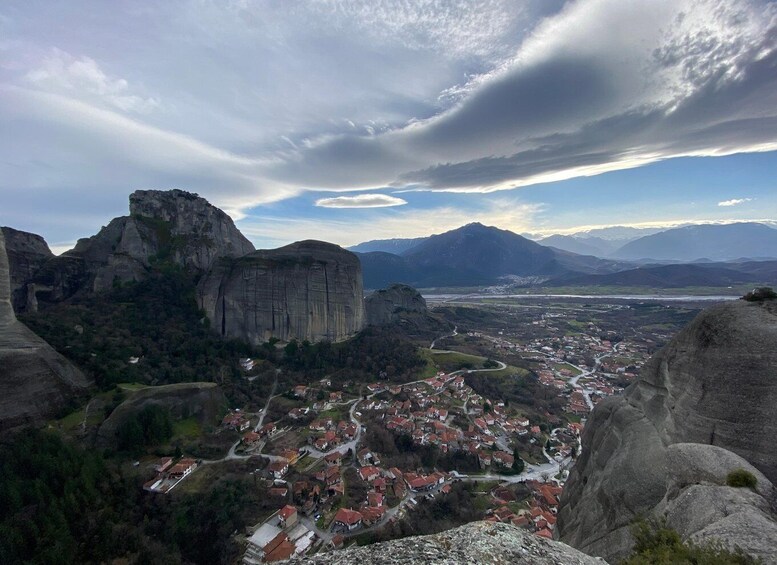 Un paisaje montañoso con un pueblo situado en el valle. 3