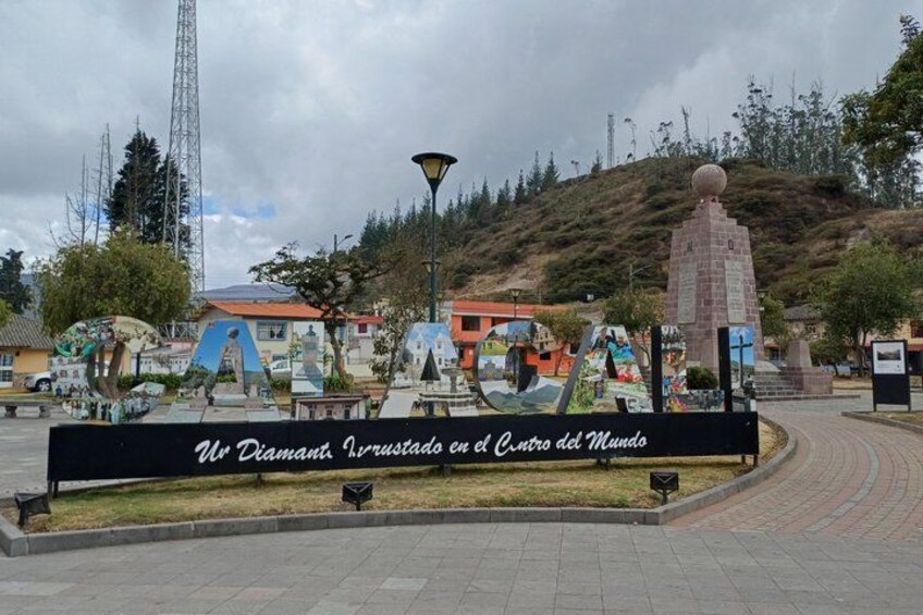 A sculpture garden with abstract art pieces and a sign that reads 'Ur. Diamante Invastado en el Centro del Mundo.' 5