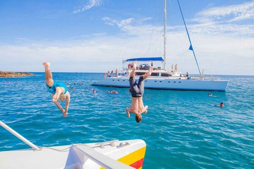 Dos personas saltando desde un bote al agua. 3