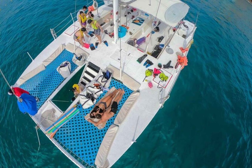 Un barco con gente tomando el sol y relajándose en la cubierta. 4