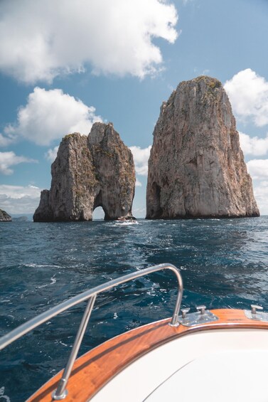 Un bateau sur l’océan, avec deux grandes formations rocheuses en arrière-plan. 3