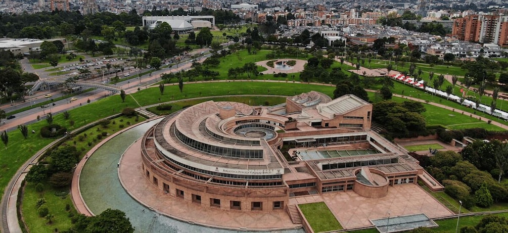 Bogotá: Real City Life & Cultural Districts Group Tour 1