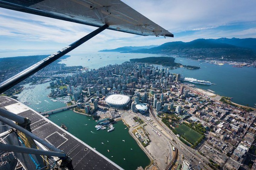 Vista aérea de una ciudad con un estadio grande, una zona ribereña y una área urbana densa. 2