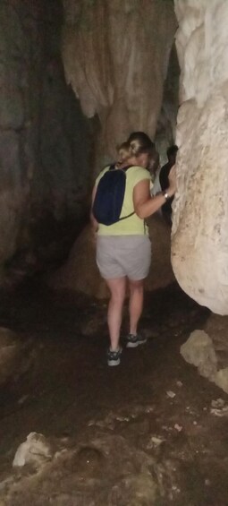 En person som står i en grotta med en ryggsäck. 4