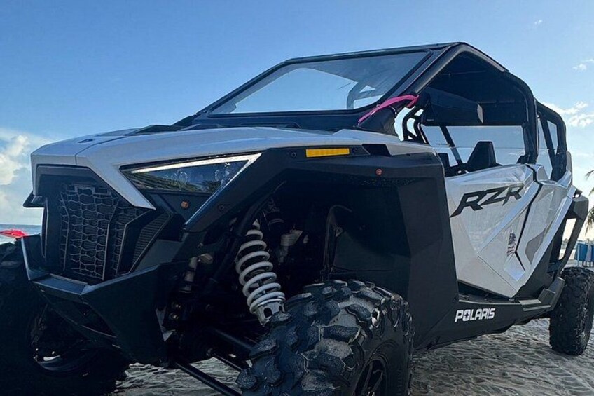 En Polaris RZR terrængående køretøj med store dæk og et robust design. 2