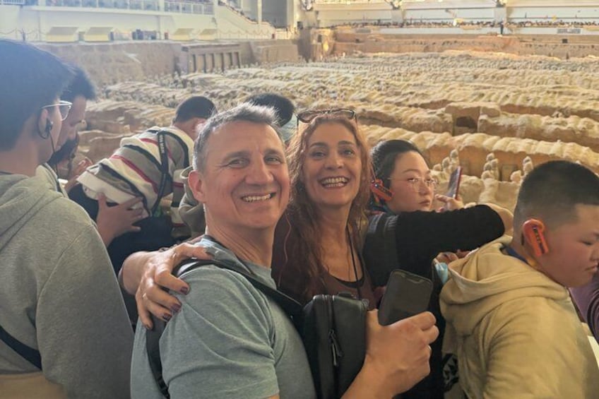 Un grupo de personas tomándose un selfie en un antiguo anfiteatro. 3