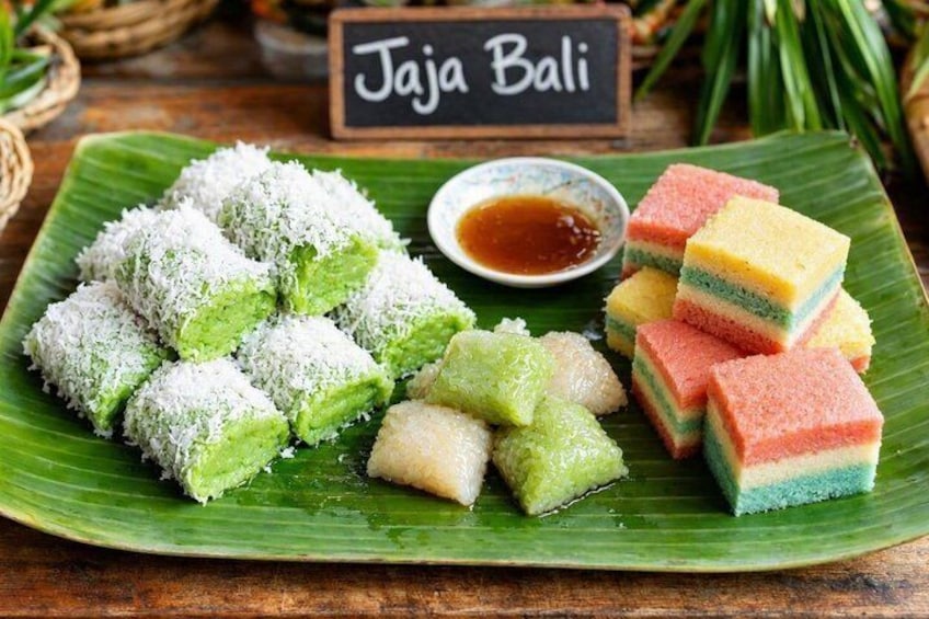 Un piatto di dolcetti Jaja Bali con un cartello sullo sfondo. 1