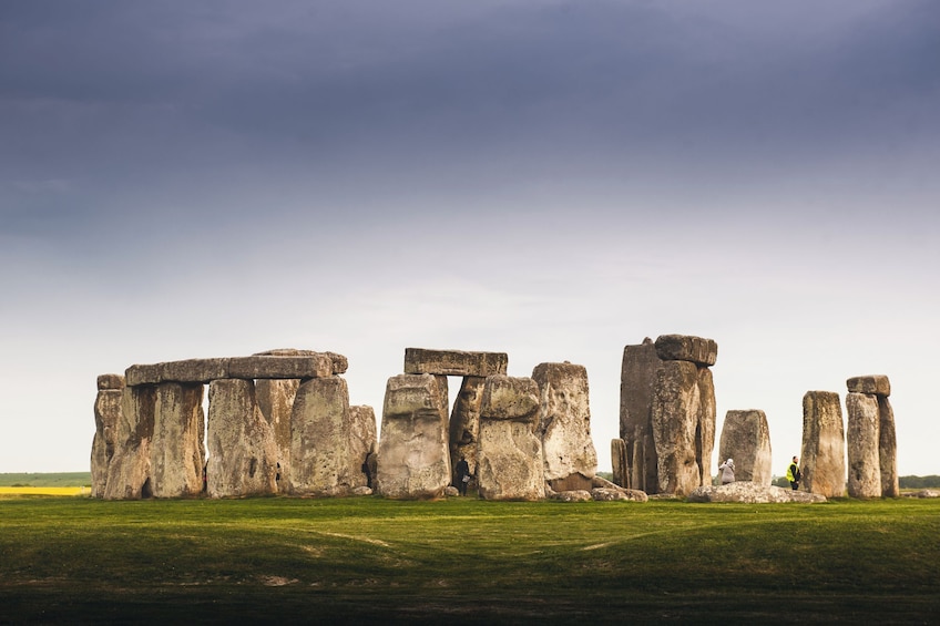 Stonehenge, zichtbaar in een grasveld onder een heldere lucht. 3