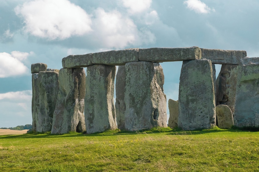 Stonehenge in een groene weiland. 1
