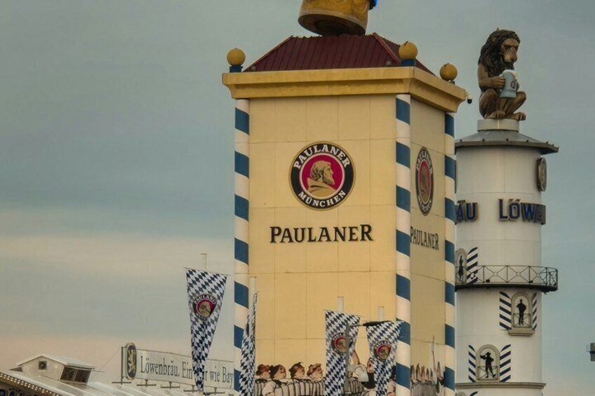 Et tårn med navnet 'Paulaner' og en løvestatue øverst. 5