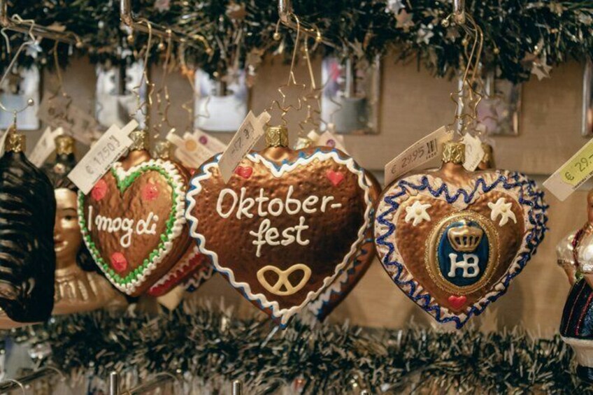Hjertetuerede pynt med teksten "Oktoberfest" og "I magdai", hængende på et juletræ. 1