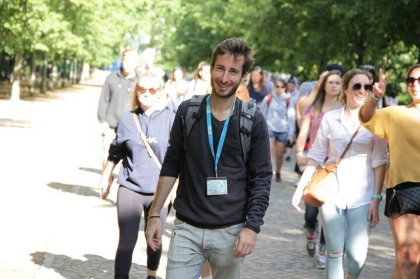 En gruppe mennesker går på en sti omkranset af træer. 2