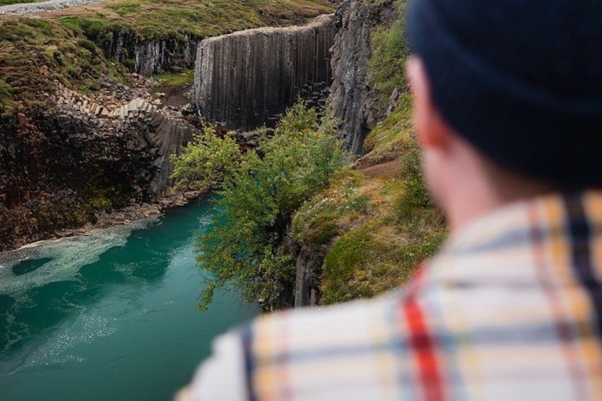Una persona contemplando un río con acantilados y vegetación. 5