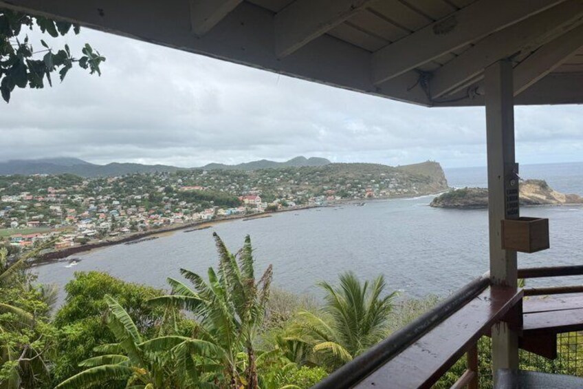 Un pueblo costero con vistas al mar, montañas y un puente. 2
