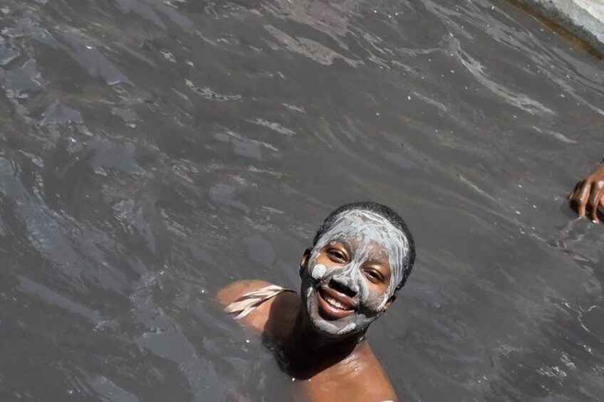 Una persona en un cuerpo de agua de aspecto oscuro y turbio. 4