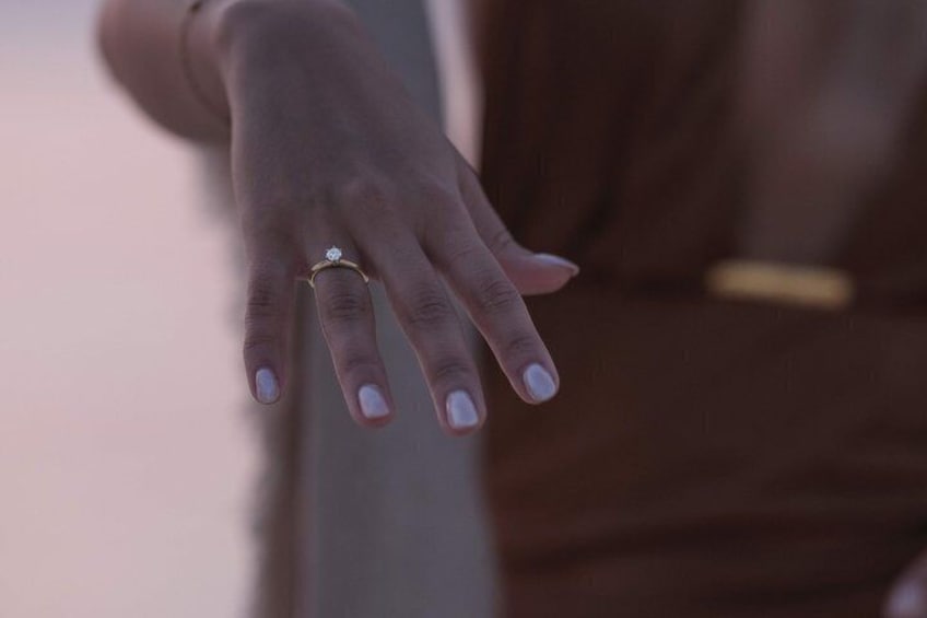 Una mano con un anillo. 2