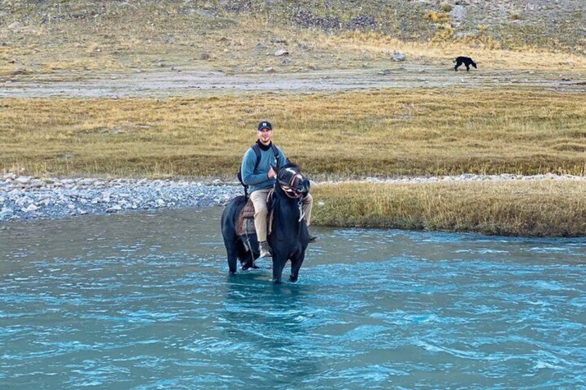 Una persona montando a caballo por un río. 2