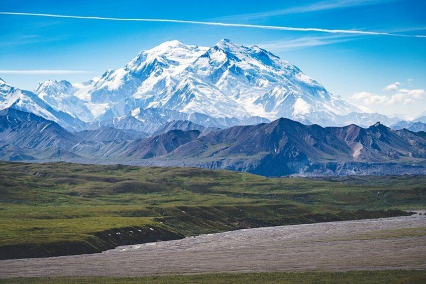 Une chaîne de montagnes enneigées sous un ciel dégagé. 2