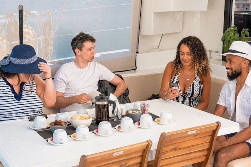 Un grupo de personas cenando en un barco. 2
