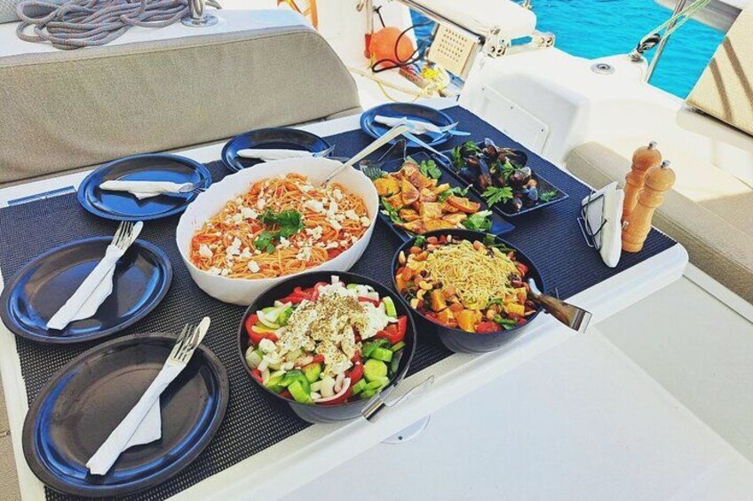 Heraklion: Private Catamaran Cruise to Dia with Meal & Drinks 2