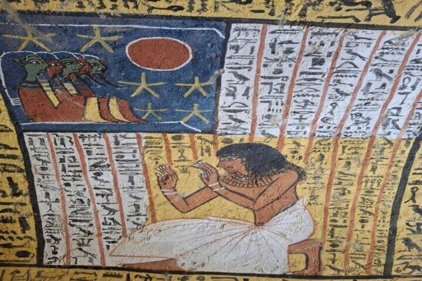 Una pintura mural egipcia antigua con jeroglíficos y una figura sentada. 4