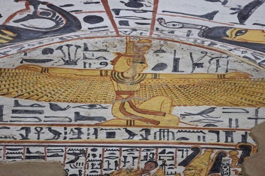Un mural con una figura sentada, jeroglíficos y un disco solar alado. 2