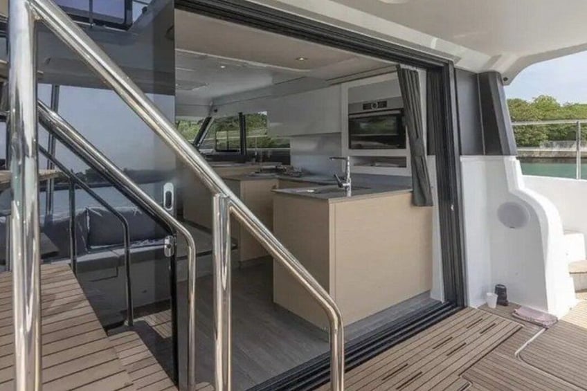 Un intérieur de bateau moderne comprenant un espace cuisine, un escalier et un pont. 4