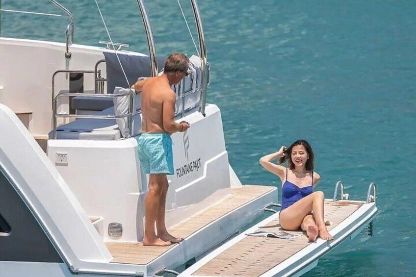 Un yacht sur lequel se trouve une personne debout et une autre assise sur le pont. 5