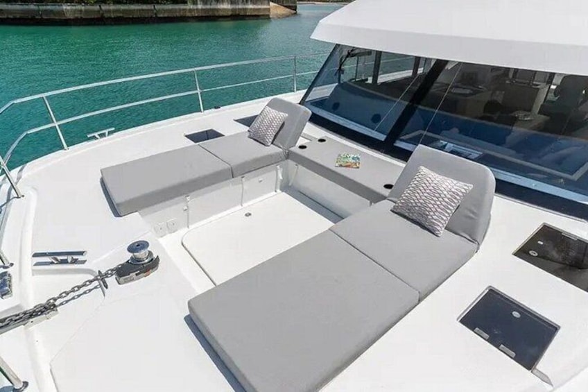 Un bateau avec un pont blanc, un espace de détente gris et un petit drapeau. 3